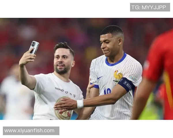 姆巴佩半场与西班牙球员换球衣引发球迷热议：背后的故事与情感